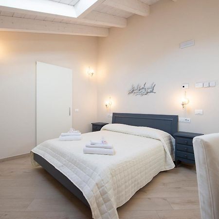 Villino Micol Camere A Due Passi Dal Mare มารีนาดีคาร์รารา ภายนอก รูปภาพ