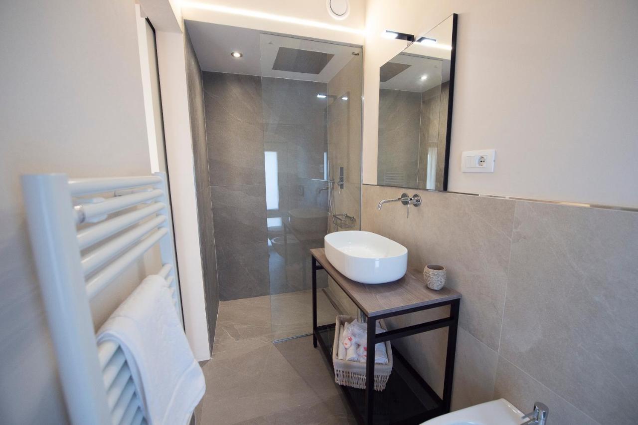 Villino Micol Camere A Due Passi Dal Mare มารีนาดีคาร์รารา ภายนอก รูปภาพ
