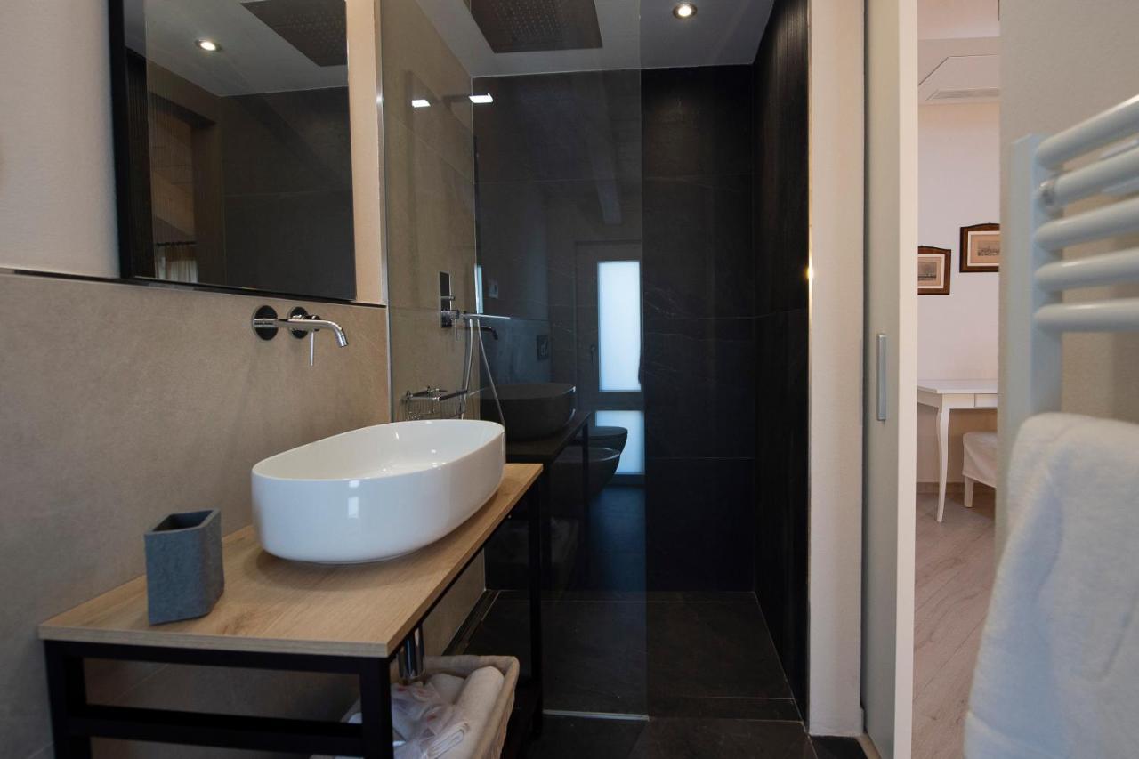 Villino Micol Camere A Due Passi Dal Mare มารีนาดีคาร์รารา ภายนอก รูปภาพ