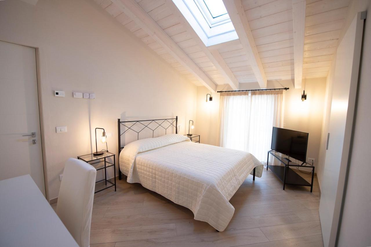 Villino Micol Camere A Due Passi Dal Mare มารีนาดีคาร์รารา ภายนอก รูปภาพ
