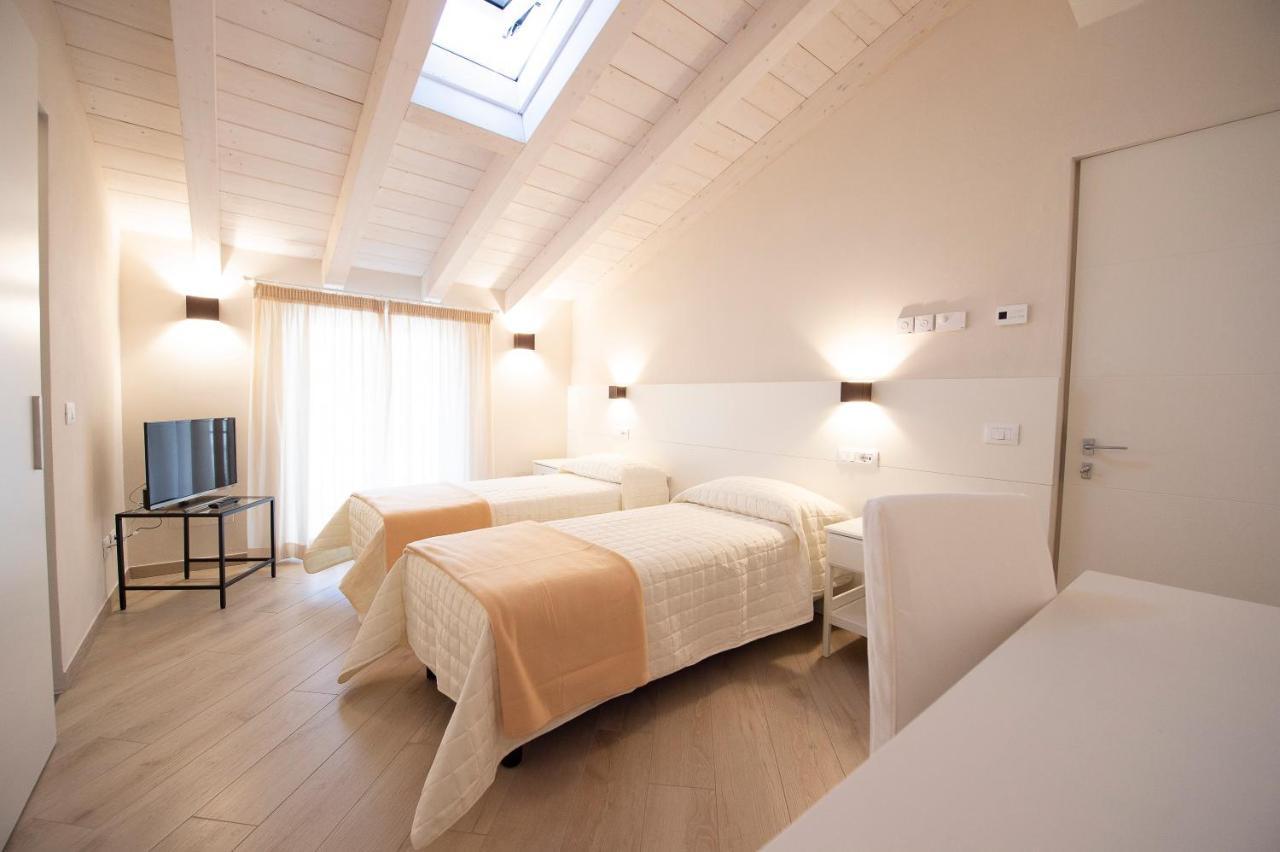Villino Micol Camere A Due Passi Dal Mare มารีนาดีคาร์รารา ภายนอก รูปภาพ