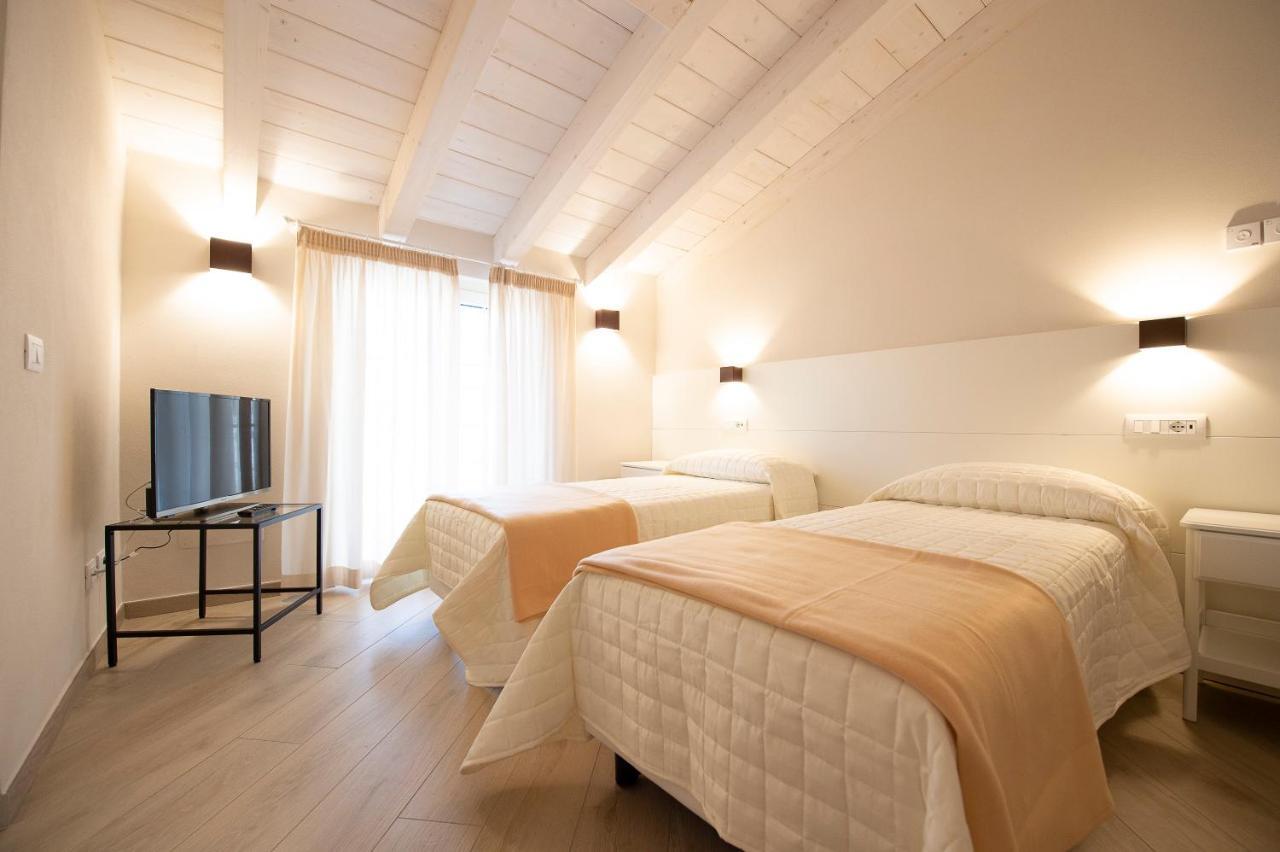 Villino Micol Camere A Due Passi Dal Mare มารีนาดีคาร์รารา ภายนอก รูปภาพ