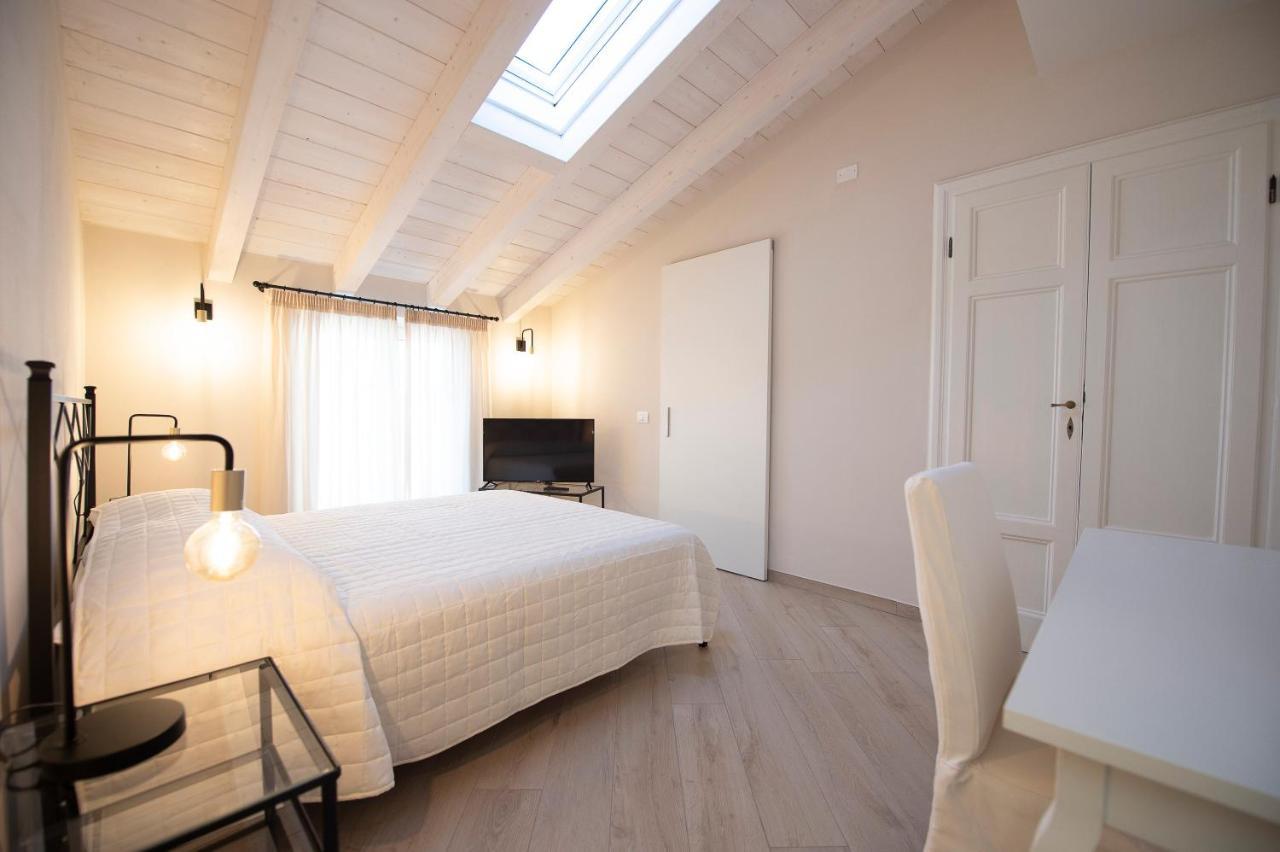 Villino Micol Camere A Due Passi Dal Mare มารีนาดีคาร์รารา ภายนอก รูปภาพ