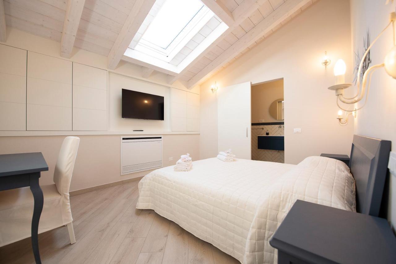 Villino Micol Camere A Due Passi Dal Mare มารีนาดีคาร์รารา ภายนอก รูปภาพ