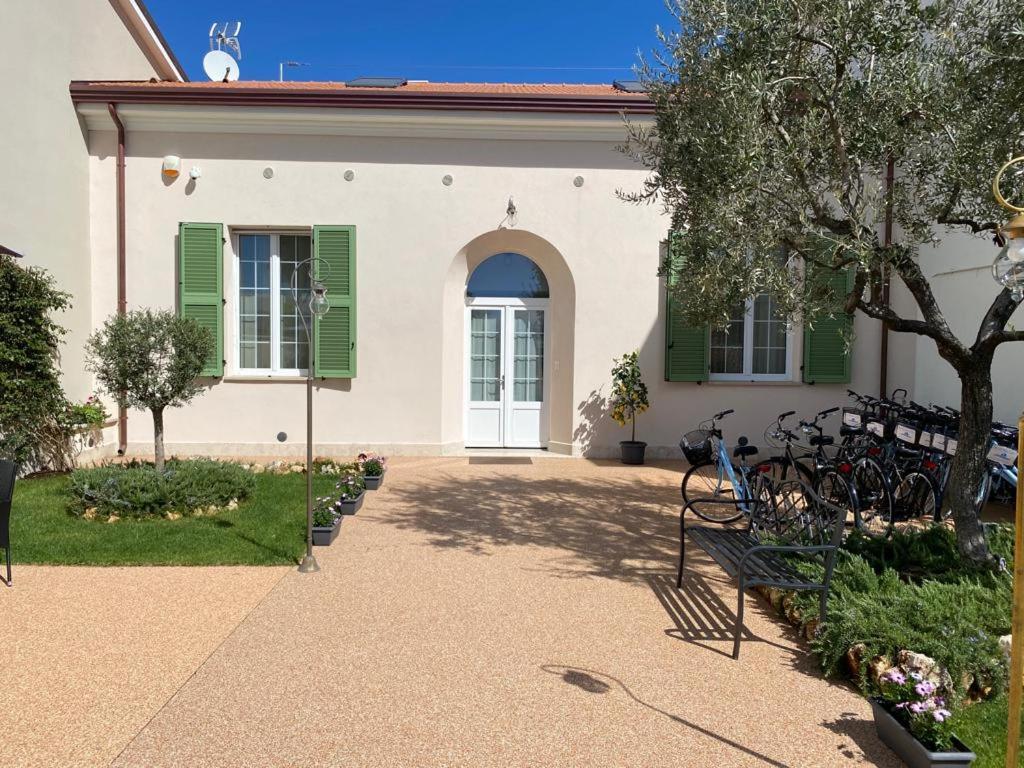 Villino Micol Camere A Due Passi Dal Mare มารีนาดีคาร์รารา ภายนอก รูปภาพ
