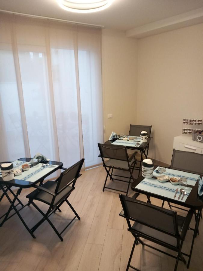 Villino Micol Camere A Due Passi Dal Mare มารีนาดีคาร์รารา ภายนอก รูปภาพ
