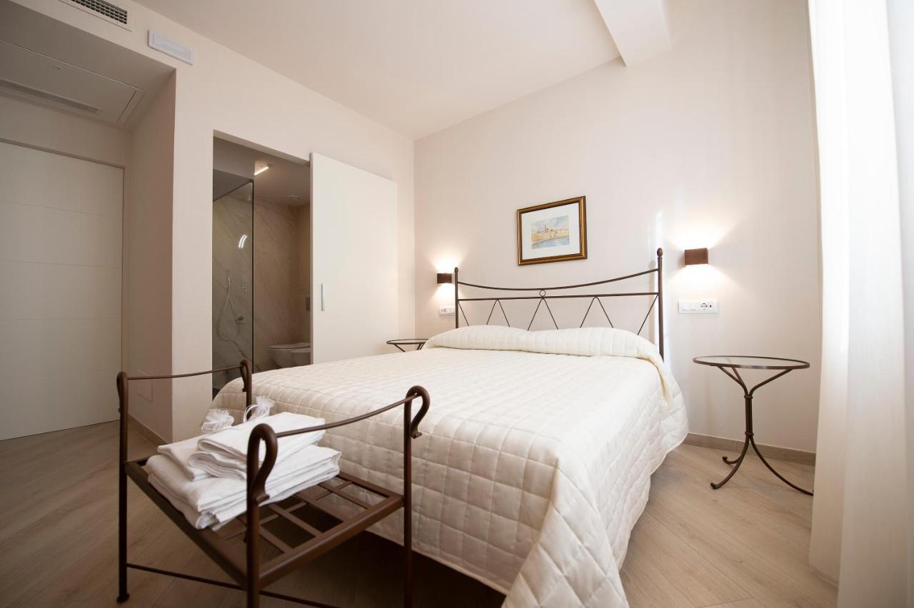 Villino Micol Camere A Due Passi Dal Mare มารีนาดีคาร์รารา ภายนอก รูปภาพ